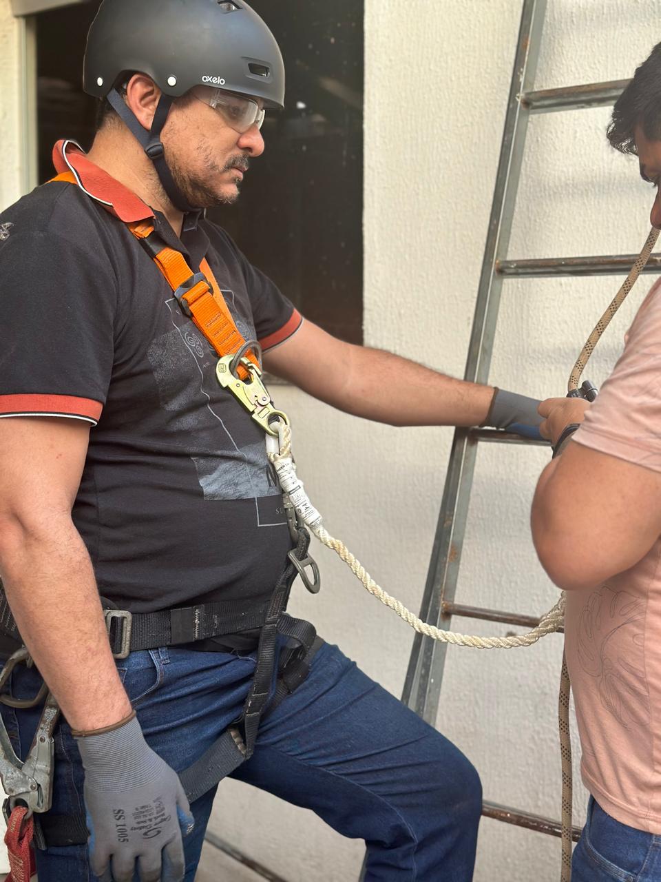 Treinamento prático NR-35 com cinto de segurança paraquedista, capacete e talabarte