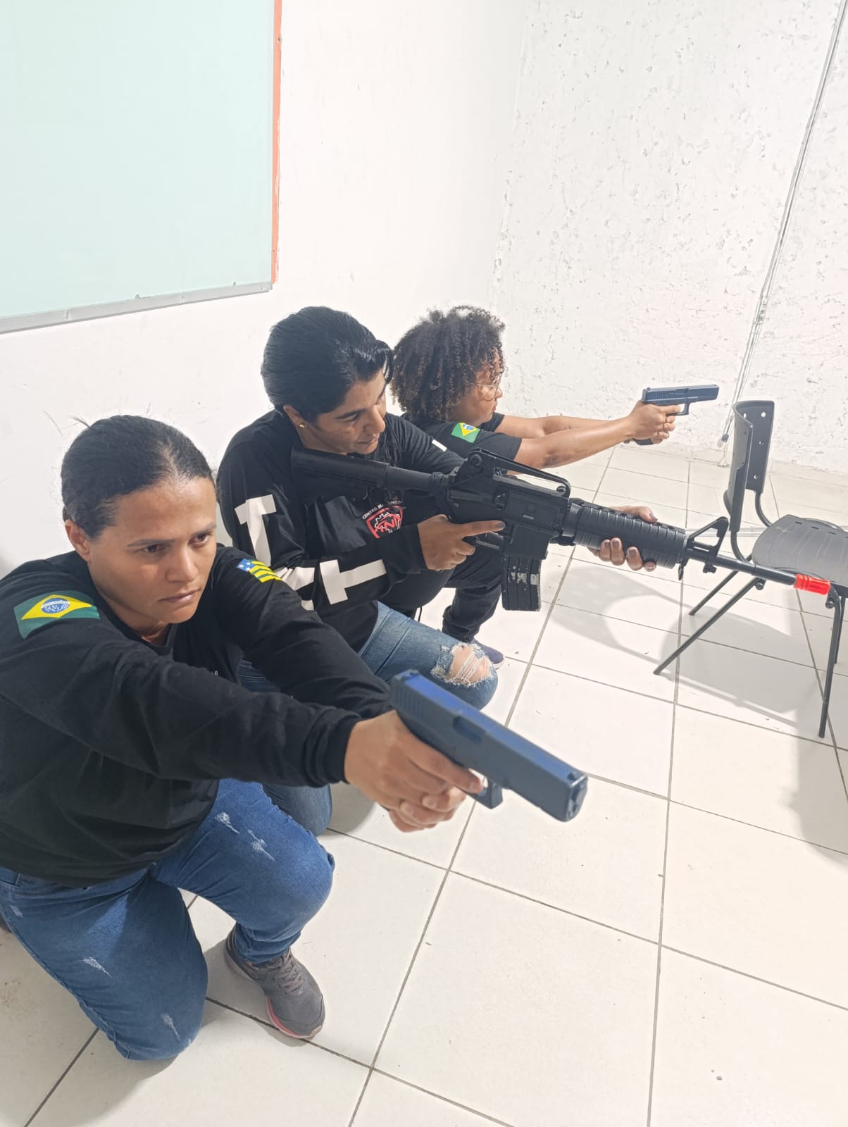 Treinamento tático com equipe técnica feminina em posição de defesa pessoal
