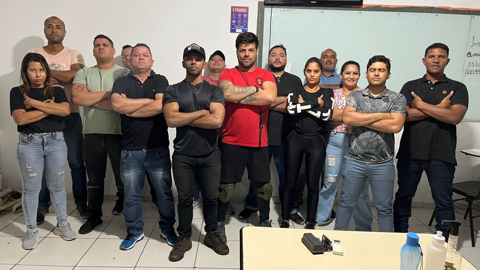 Turma de treinamento Fortis em Segurança do Trabalho, formada por homens e mulheres em sala técnica